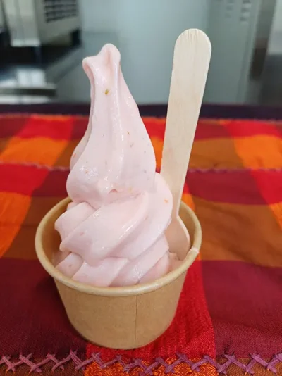 Înghețată soft de căpșuni într-o cupă de carton